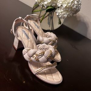 Cape Robbin grey sandal with gold accents, chunky heel
Women’s 10
Never worn!